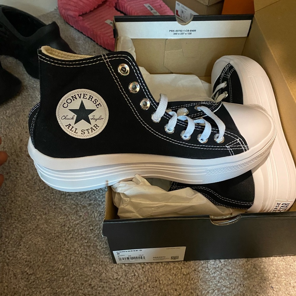 CONVERSE WOMEN 8.. NEVER WORN COMES WITH BOX